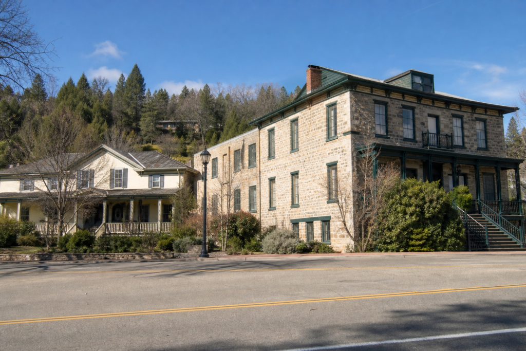 Where to Stay in Yosemite: The 2026 Insider's Guide to Valley Floor Lodging & Beyond 13 Small town inn Mariposa near Yosemite
